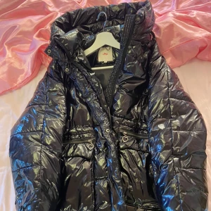 Mymo puffer jacket  - Säljer min fina vinterjacka då den tyvärr inte kommer till användning. Storlek s. Sparsamt använt så i väldigt bra skick. Bara att skriva vid frågor💞