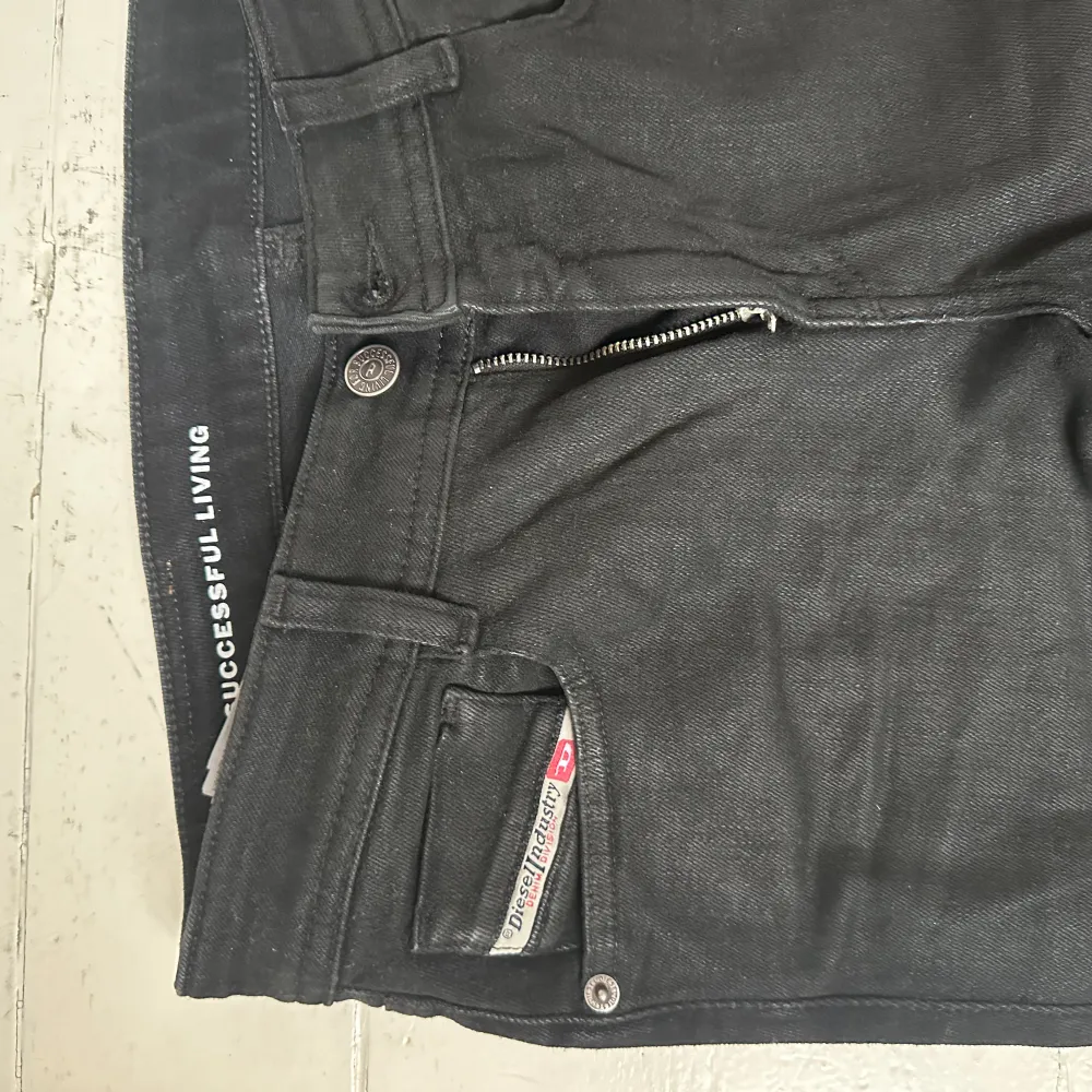 Säljer mina skitsnygga low waist bootcut jeans i svart från Diesel! Använda fåtal ggr, nypris 1900kr. Be absolut om flera bilder! . Jeans & Byxor.