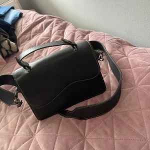 Väska från hvisk - Väska från hvisk som har välidgt bra skick. Nypris 900kr 