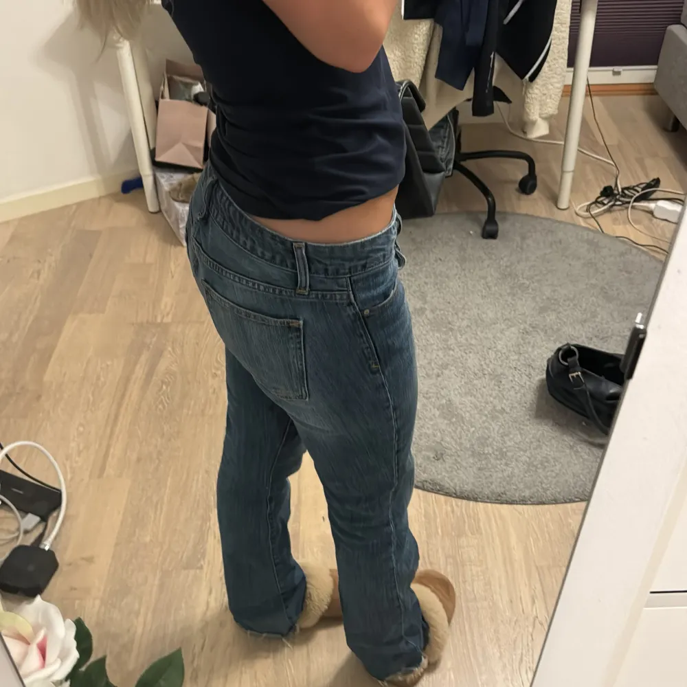 Skitsnygga jeans i storlek S i mycket bra skick. Midjemått 40 cm och innerbenslängden är ungefär 78 cm. Jeans & Byxor.