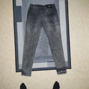 Dsquard2 jeans - Blåa jeansen e strl 48 o Gråa jeansen e säljer för jag inte använder dom, har använt max 2 gånger för jag föredrar mjukis mer. Hör av dig i dm om du är intresserad, bor i linköping. 600 kr för gråa o 800 för mörk blåa
