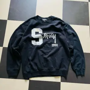 Rare vintage stussy crewneck  Snygga slitningar på loggan  Boxy fit  Priset kan diskuteras och skriv ifall du har andra frågor✅