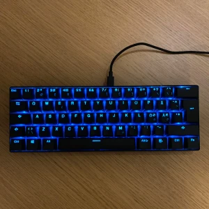 Svive keyboard/tangentbord - Ett utav de bästa tangentborden jag har haft. Det är jätteskönt och låter suveränt. Jag säljer det för att jag har ett större som jag kan ha till ett speciellt spel som jag kör. Jag har använt det i några månader men det ser ändå nytt ut. Nypris:400 