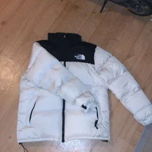 The north face nuptse jacka  - En jacka i bra skicka som används i en vinter 🥶 sitter som L snyggt om man drar åt banden där ner för en mer stil ren pass form 