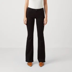 Only Lågmidjade jeans  - Säljer dessa Lågmidjade jeans från only i storlek 26/32. Nyskick knappt använda Slutsålda på hemsidan 💕💕 