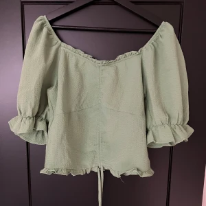 Tröja Vero Moda - fin grön färg, i verkligheten är den mer ”grön!” och man kan justera o knyta den själv, finns inga fläckar eller märken på den, kom privat om du behöver mer bilder eller info!!💘🥰