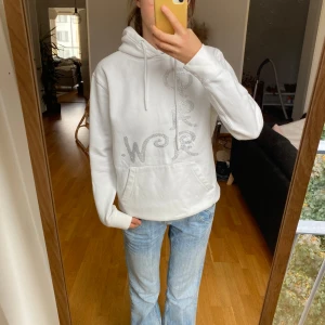 Vit hoodie från Paaw - En mysig och lagom stor hoodie från märket Paaw i bra skick :) Några nitar har lossnat men det är inget som syns så mycket!