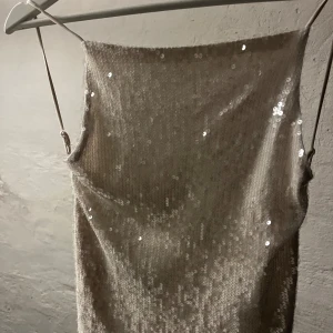 Glitter topp  - Denna fina glitter topp har aldrig använts. Kommer från Newyorker, öppen rygg med justerbara band vid både axlar och vid ryggen🤍 hör gärna av dig vid frågor eller fler bilder🤍