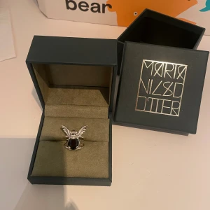 Maria nilsdotter - Gargoyle ring från Maria nilsdotter i silver med svart Sten. Den är inte använd många gånger och den är i väldigt bra skick. Storlek 17. Nypriset ligger på 5295. Kommer inte svara på skambud! Vill inte byta mot något