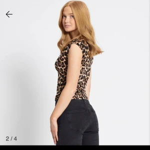 Leopard tröja - Den är som helt ny och har används endast 2 gånger!💕🐆 Skriv ifal du vill ha fler bilder!