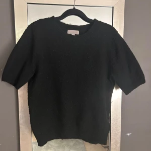 Kortärmad stickad tröja - Säljare denna fina stickade tröja då den inte kommer till användning. Den är i fint skick då jag inte använt den så mycket.💕