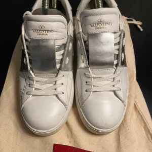 Valentino Skor - Hej! Säljer nu dessa Valentino skor, storlek 38, skicket bedömer vi är väldigt bra, tveka inte på att höra av er vid frågor kring skorna! 