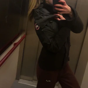 Canada goose jacka  - Jackan är äkta har även en päls till jackan , inget kvitto men qr kod finns men säljer den billigt då jag it har något kvitto eller så pris kan sälja för 2500 vid snabbaffär 😁🩷
