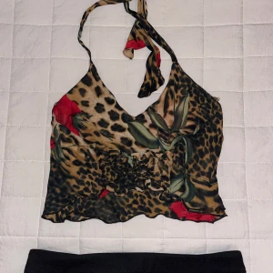 Mönstrad halter neck topp - Så söt topp i leopardmönster! Halter neck med knyte i nacken. Perfekt till sommaren men också höst