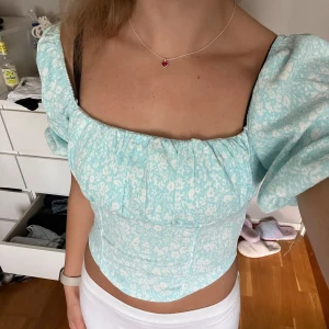 Blå blommig blus storlek M - Blå blus från Gina tricot. Skick = oanvänd (prislapp sitter kvar). Storlek M