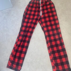 Randiga pyjamasbyxor  - Använd några gånger Normal i storlek  Sköna att sova i Snöret är bara som en dekoration 