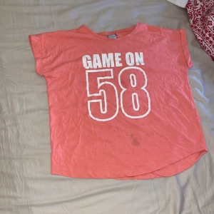  T-shirt  barn  - En T-shirt i storlek eur 134/140  Uk 8-10y  Har en fläck 