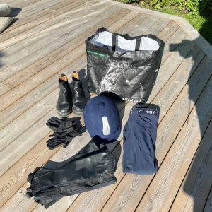 Ridkläder och ridutrustning  - Köp allt för 250kr! Byxor storlek 160, skor storlek 36, hjälm (m) 56-58, schapps xxs, vantar (m) i  junior storlek. Allt skulle passa en tjej i 8-10 års ålder ☺️Hjälmen är i mycket bra skick, näst intil ny, allt annat är använt men i bra skick!!