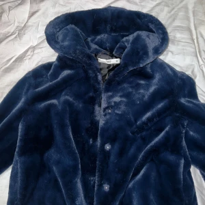 Pälsjacka🩷💕 - pälsjacka som är superskön och fin, passar tyväär inte💕 jackan är i storlek M i färgen mörk blå och jackan är oanvänd🩷🙏🏼