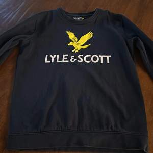 Säljer en lyle & scott tröja som aldrig kommit till användning. Den är i nyskick och är köpt för 1099 på kids brandstore. Skriv gärna om ni har frågor och funderingar. Pris kan diskuteras vid snabb affär.