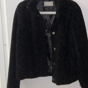 Jacka från Nelly - Teddy Jacka Svart