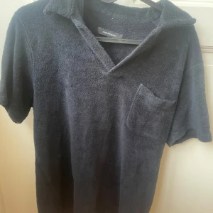 Blå frotté tröja  - Märke är Paul & friends. Piké med ficka och riktigt skön. 1 år gammal men oanvänd sen länge. Köpte den för 900kr cirka men den skulle kunna vara ny. Pris diskuteras!👌