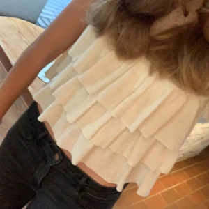 Zara blus - Säljer en jättegullig topp från zara💕köpt tidigare här på Plick. Liten i storleken