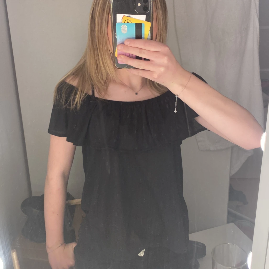 Svart offsholder tröja med volang  - 91