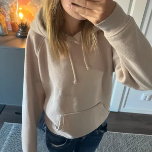 Super skön hoodie  - Super skön hoodie från bikbok, lite nopprig om man kollar nära men inget man tänker. Storlek s jag är 168🤩😊😍