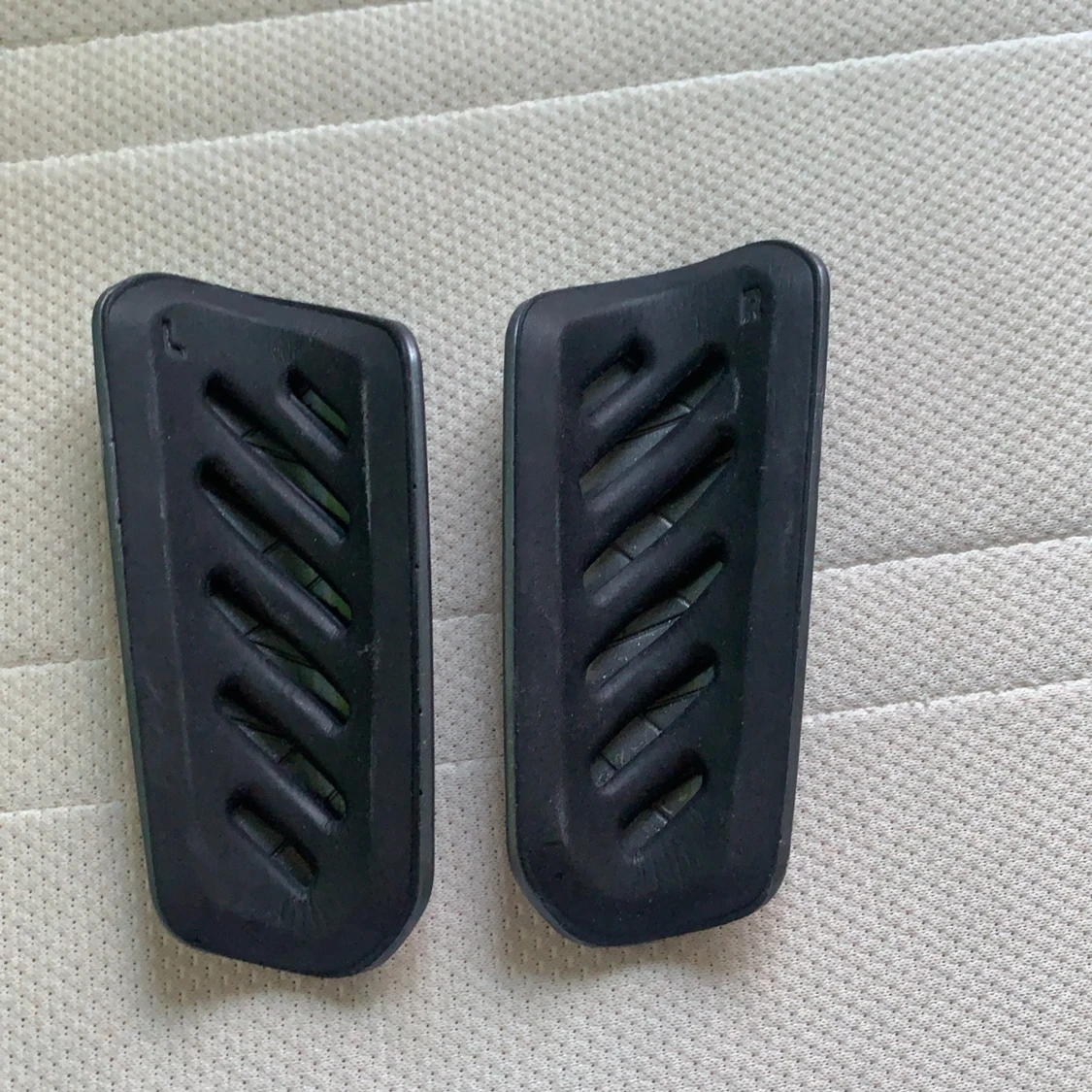 Svartvita benskydd från Puma - 90