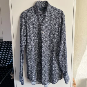 Shorta Ralph Lauren - Mönstrad shorta i mörkblått och vitt. Mjukt tyg. 