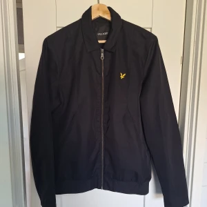 Lyle & Scott herrjacka  - Svart Lyle & Scott herrjacka stl S i fint skick. 