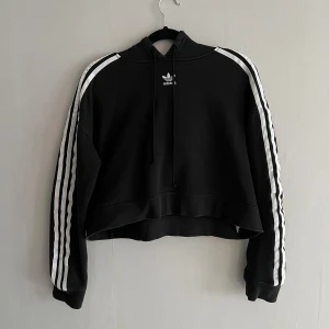 Croppad adidas hoodie - Fint skick. Storlek XS/S.