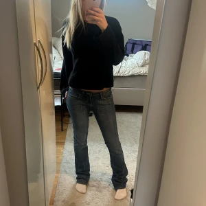 Low waist bootcut jeans - Säljer dessa lågmidjade bootcut jeans då de ej kommer till användning ❤️ Strl W26 L34