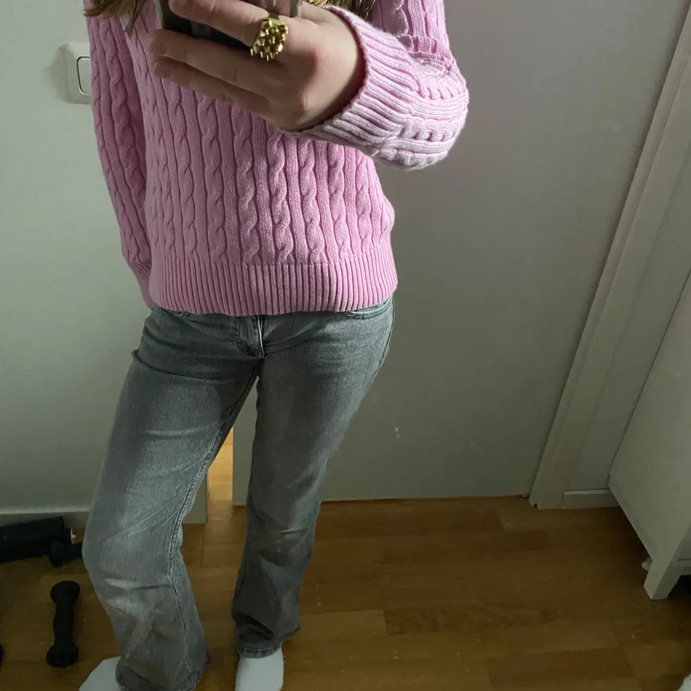 Säljer den här jätte fina rosa Ralph Lauren tröjan i storlek xl (16år) skulle säga att passar bra på mig som e 163 cm lång, original pris är 1 495kr men säljer den för 450kr💘. Hoodies.