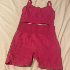 Ett rosa träningssätt från H&M -  Säljer ett rosa träningssätt från H&M i storlek XS