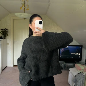 Stickad tröja - Supermysig stickad tröja med slits och vida ärmar 💓💓 