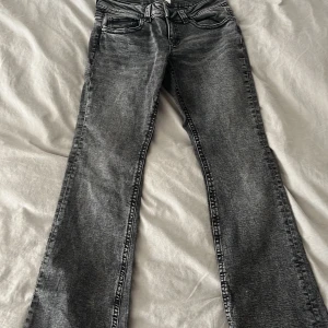 Grå jeans från Perfect Jeans - Säljer de här low boot jeansen från Gina tricot för de kommer inte till användning.                              Använd kanske tre gånger. Inget slitage. Storlek 40 men skulle säga att de är mer 38. Priset kan diskuteras☺️❤️