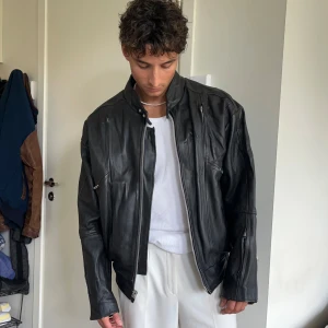 Svart läderjacka i strl M  - Svart läderjacka från Interstate Leather i storlek M. Köp i andra hand. Lite trasig på insidan men inga anmärkningar på utsidan 