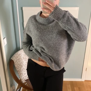 Stickad tröja - Gosig stickad tröja, perfekt nu för hösten. Den kliar inte alls och är en riktig höst tröja!