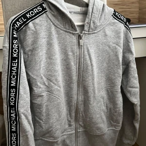 Michael Kors zip up - Säljer denna ascoola och unika tröjan från Michael Kors!💁‍♀️