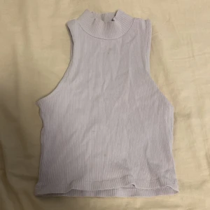 En lila topp från lager 157 - Säljer en topp från lager157 i storlek xs/s. De är två små fläckar på den som inte går bort i tvätten 