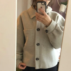 Beige jacka från NA-KD - Beige jacka från NA-KD. Köptes nyligen från plock men aldrig riktigt kommit till användning eftersom jag inte tycker den riktigt sitter bra på mig. Den är i ett väldigt fint skick. Jag skickar fler bilder vid önskemål☺️