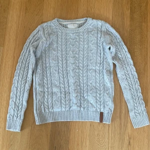 Stickad tjocktröja - Jättefin skön stickad tröja med coolt mönster i 100% bomull. Den är tyvärr för liten för mig nu och därför säljer jag den. Den är i väldigt bra skick (den är inte nopprig, och har inga hål eller fläckar).   Från Lager 157, säljs inte längre. 