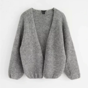 Stickad kofta  - Super fin stickad kofta, den är bra skick och inte använd mycket! De är storlek m/l med passar mig som har s, skriv för egna bilder💓