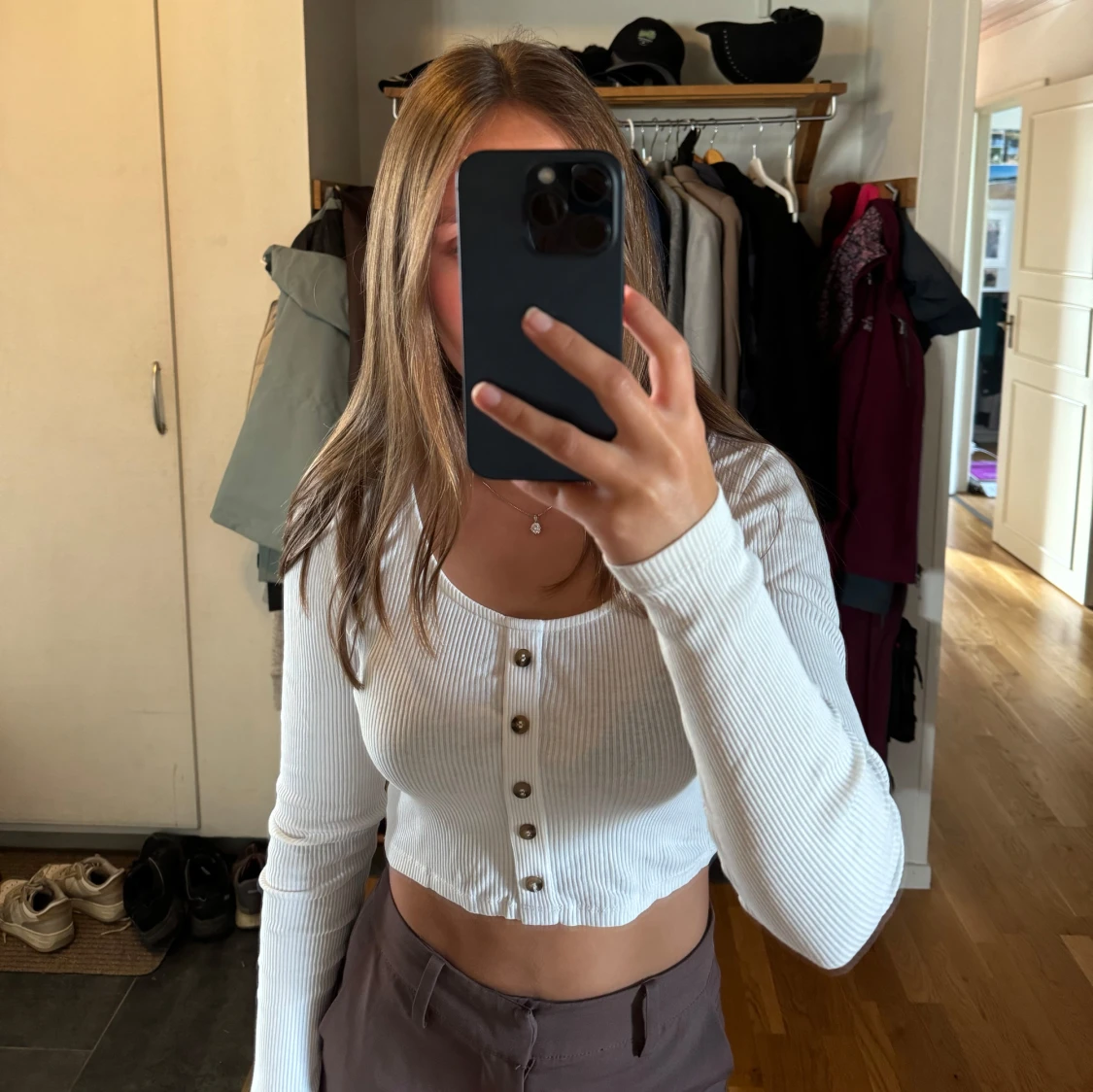 Croppad ribbad topp med knappar 