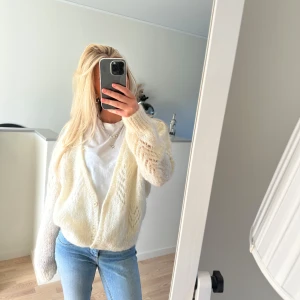 Stickad kofta - Säljer denna stickade kofta som är krämvit. Storlek s🌸 270+frakt