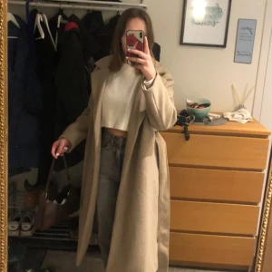 Beige Kappa Gina Tricot - Jag säljer nu min fina kappa från Gina Tricot. Den är varken trasig eller har fläckar. Det ända är att den har knoppar på sig som ni ser på bilden längst bak! Det kan man få bort med rakhyvel.  Köpte på Gina för 699kr säljer för 300kr pga knopparna. 