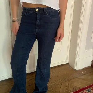 Blå jeans - Snygga marinblå jeans från Hm! Dem är bekväma och funkar till allt. Säljer för att jag har ett par liknande!