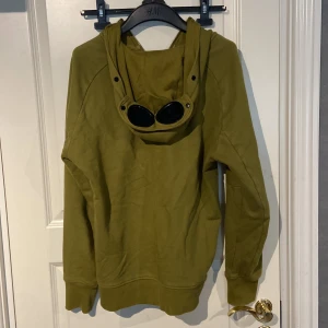 C.p company  - Säljer min c.p company zip då den intr används längre, skicket är 10/10 inga fel alls och storleken på den är M. Original pris är 2,5k mitt pris är 999kr kan absolut sänkas 